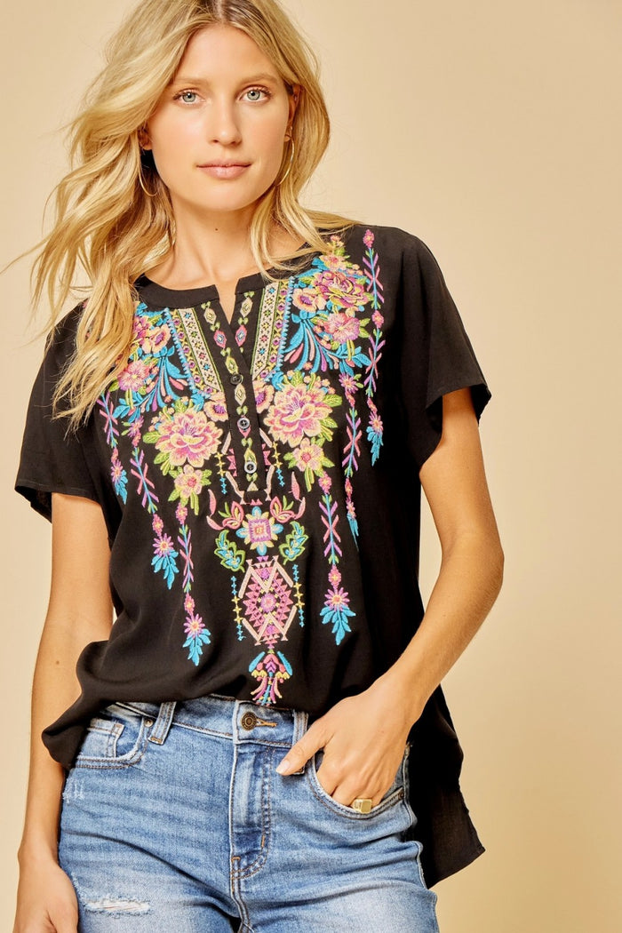 unit by andree / savanna jane short sleeve embroidered tunic top