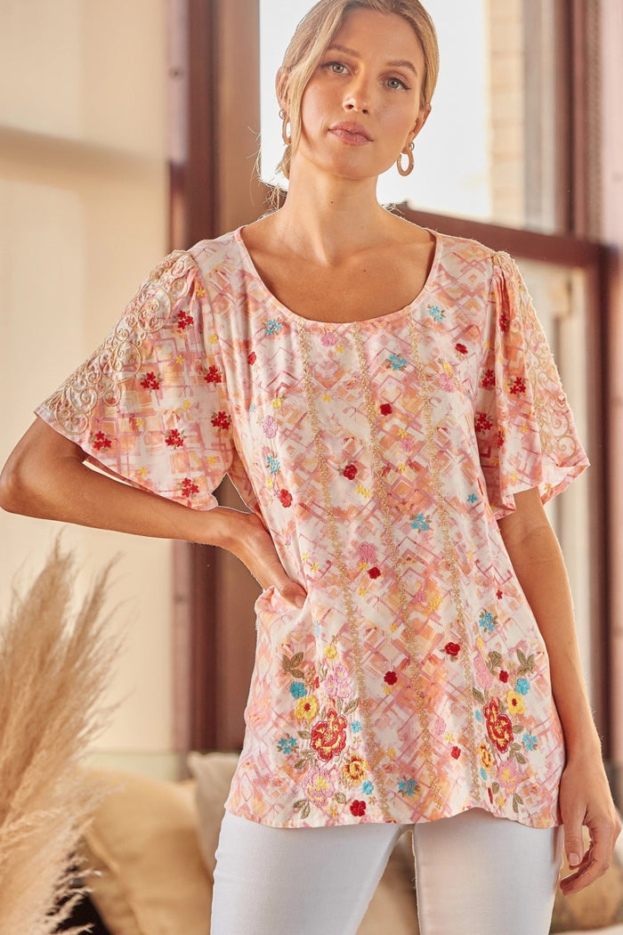 Andree by unit / Savanna Jane Feminine Floral Embroidered Top