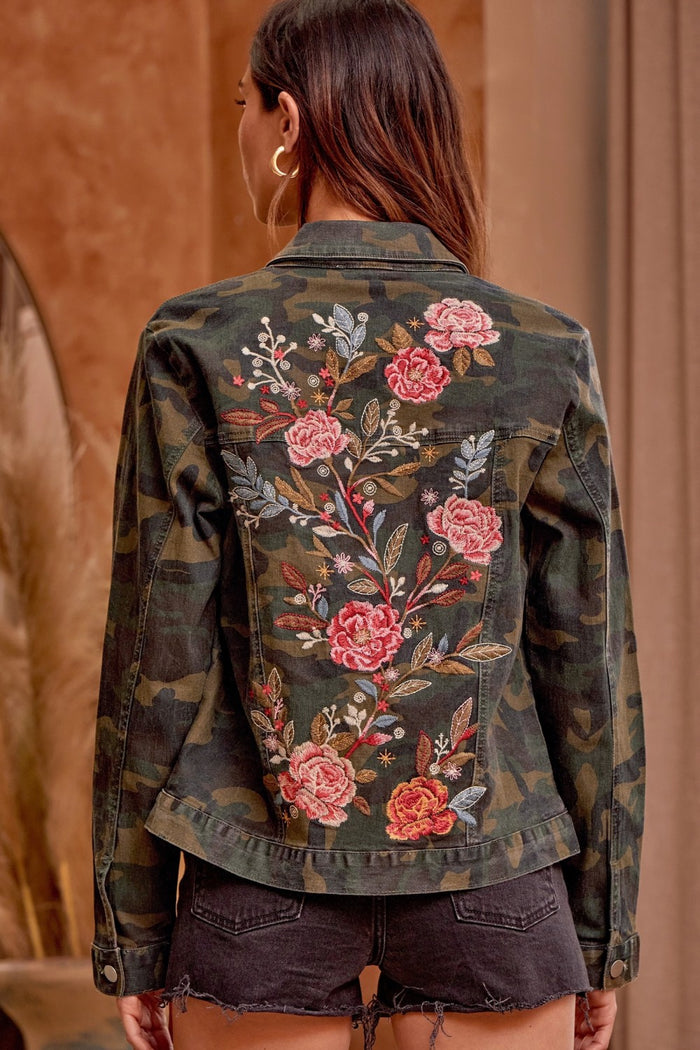ANDREE BY UNIT / SAVANNA Floral Embroidered Camo Jacket